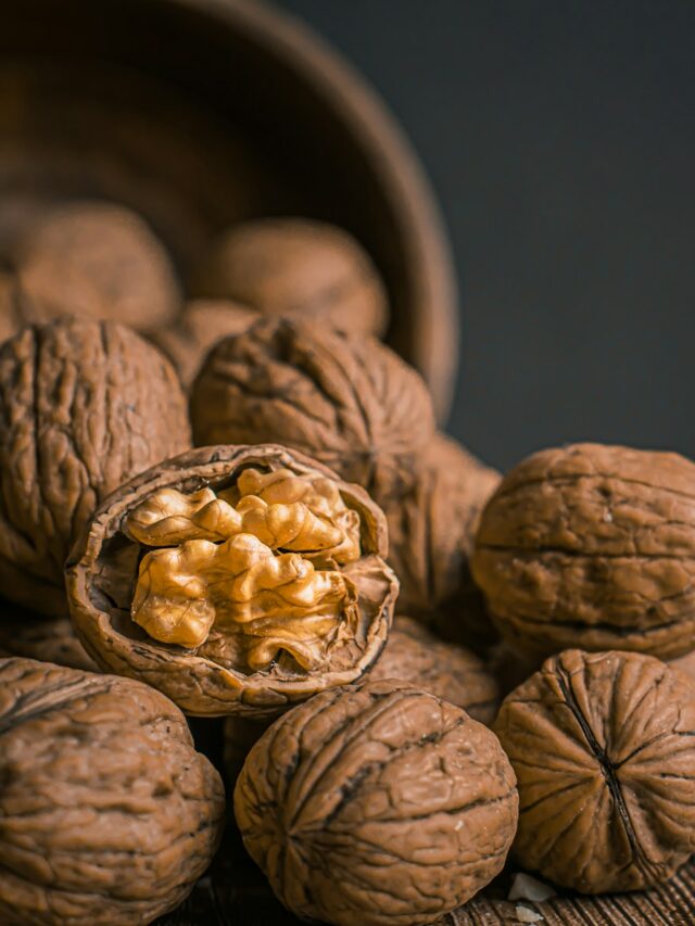 brown garlic on brown bowl