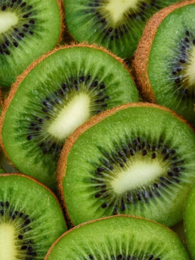 8 Benefits of Eating Kiwi